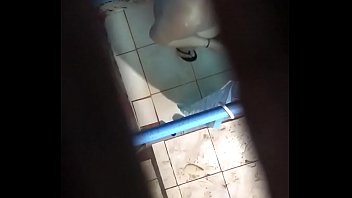 Spiato sotto la doccia