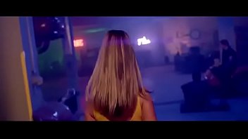 Cantante búlgara haciendo twerking en el video de la canción