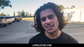 LatinLeche - Latino Fanboy lutscht den Schwanz eines Kameramanns