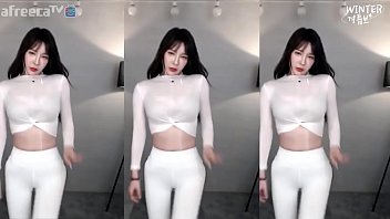 Korean anchor BJ winter big breasts dancing in white tights@微信subscription account“喵粑”