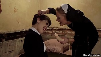 Irmã morena com freira lésbica