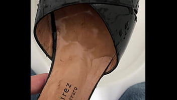 Писающая туфля на высоком каблуке
