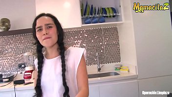 MAMACITAZ - La femme de ménage colombienne Luna Ruiz chevauche une bite lors d'une séance de sexe en POV