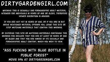 公共の森で青いボトルとお尻クソ