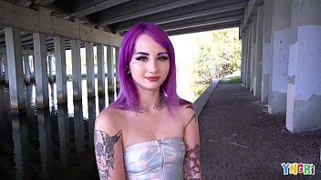 YNGR - горячую татуированную тинку-панк с фиолетовыми волосами шпилят