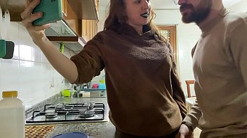Pamela Sánchez won't let her boyfriend jesussanchezx finish his tutorial on how to make a good breakfast, a small cock sucking that hits him and takes out all his milk