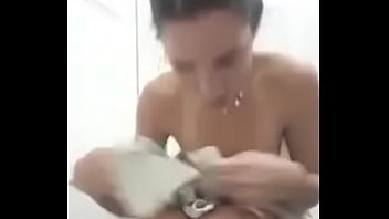 Desnuda en el baño