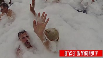 Парень против подруги: Титус Стил и Жасмин Руж занимаются публичным сексом во время вечеринки у бассейна с пеной в Пунта-Кане