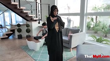 Gallo MILF In Hijab scopa riparatore- Kylie Kingston