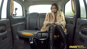 Gefälschtes Taxi Ava Austen fährt mit einem großen schwarzen Dildo auf dem Rücksitz