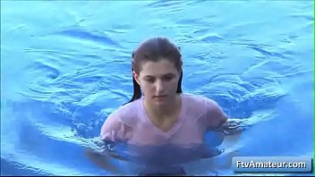 Fiona, une jeune fille amateur aux gros seins naturels, nage dans sa piscine et joue avec ses mamelons
