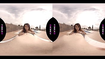 VR Молодой сосед пятого нимфоманки входит в роговой бассейн сообщества и хочет ебать на открытом воздухе POV латина порно в испанской виртуальной реальности PORNBCN 4K