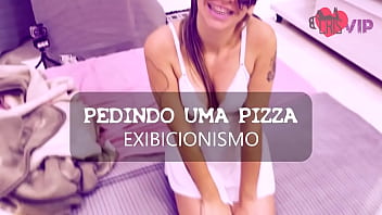 Кристина Алмейда соблазняет доставкой пиццы без трусиков с мужем, прячущимся в ванной, это ее второе видео, записанное в этом жанре