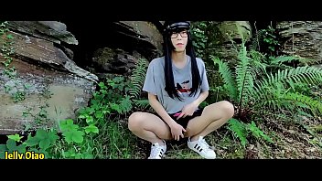 Asian shemale Jelly Qiao outdoor blowjob