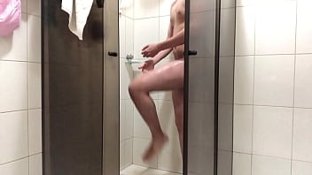 ロナウドGgg洗浄によるシャワー美しいボディバスルームを取っているハンサムな男