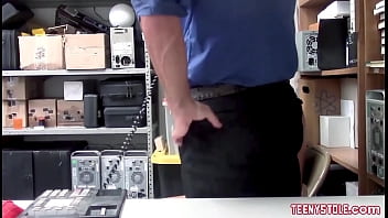 La giovane sospetta rossa punisce scopata da un poliziotto sporco sulla CCTV