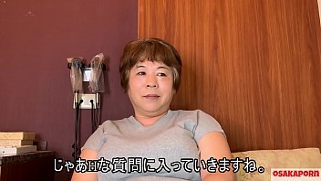Una mamá gorda japonesa de 57 años con grandes tetas habla en una entrevista sobre su experiencia de follar. La vieja dama asiática muestra su viejo cuerpo sexy. coco1 Osakaporn