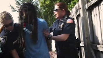 Sexo interracial hardcore nas ruas com essas policiais safadas!