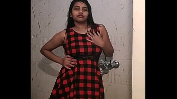 Indien jeune gars salle de bain montre nu booty et humide CHATTE