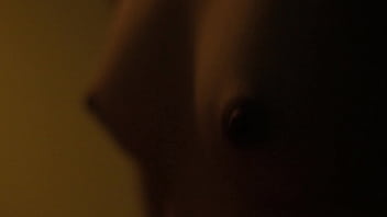 Margaret Qualley nua - NOVITIATE - topless, buceta, deslizamento de mamilo, trocando, mamilos, tetas