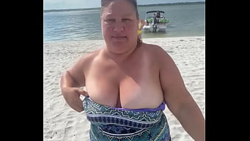 Шлюховатая толстушка-жена-дука светит своими большими сиськами на общественном пляже