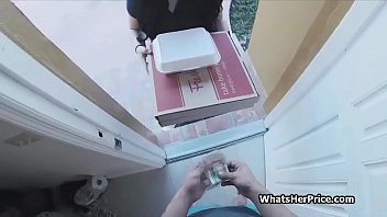 Pizza delivery chick does extra for cash