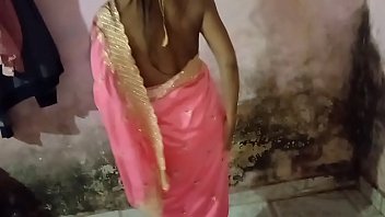 Quando il cognato ha visto la cognata in sari rosa, non ha potuto farne a meno e ha detto ad Abhi che voglio scoparla.
