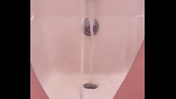 18 ans fontaine pisse dans le bain