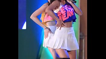 Korean girl group BAMBINO's ultra-short pleated skirt seduces the hot dance public account [喵贴]