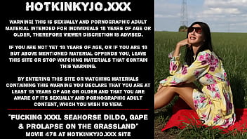 Hotkinkyjo fucking XXXL Seahorse dildo、gape＆prolapse on the grassland