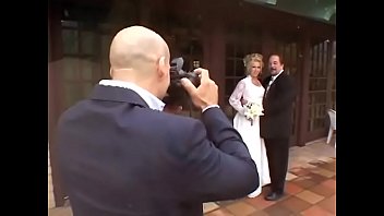 有名な写真家は魅力的な金髪のテイラーリンの結婚式の本を作る必要があり、彼は彼女から目を輝かせる方法を正確に知っています