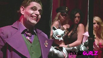 Inked Gurlz - Orgie annuelle de Gotham City au club de strip-tease