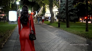 Robe transparente rouge en public