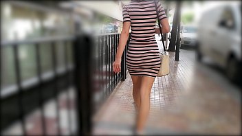 Esposa caliente caminando en vestido ajustado meneando botín sexy