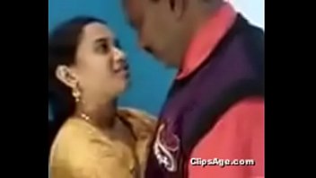 Бангладешская горячая девушка целует старого дядю как профессионал
