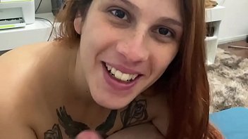 Sie hat ihren Arsch mit Sperma gefüllt, sagte sie und saugte mich live vor der Webcam