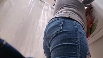 Sua mãe italiana safada experimenta jeans enquanto usa um plug anal na bunda
