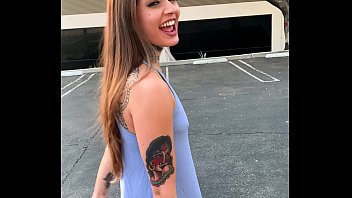 Patinadora Tatuada Vanessa Vega en Skateboarding y Squirting en Público