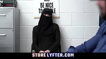 Фальшивую мусульманку в хиджабе арестовали и жестко трахнули