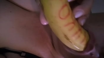 Threesome in shype with the cow Roberta de Santis ... Kikkor cums excited by the slut who masturbates with her partner after writing her name on the banana and on her pussy with lipstick!