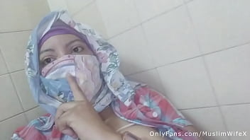 Real Arab عرب وقحة كس Mom Sins In Hijab by Schirting Her Muslim Pussy On Webcam ARABE RELIGIOUS SEX