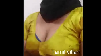 Тамильская тетушка показывает свое обнаженное тело в танце