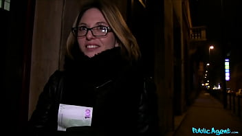 Public Agent French Babe in Gläsern auf einer öffentlichen Treppe gefickt