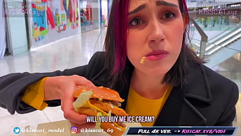 Riskanter Blowjob in der Umkleidekabine für Big Mac - PickUp & Fuck Student in Mall / Kiss Cat
