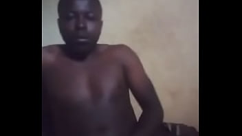 Ragazzo africano di colore mostra il suo cazzo mostruoso e la sua sborrata
