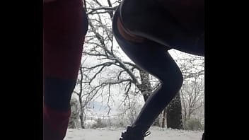 Laura On Heels Modell 2021 Video vom Stehen beim Ficken zwischen dem Schnee