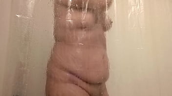 Принимать душ