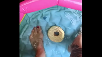 Miss Wagon Vegan - Meine Füße im Pool mit Flip-Flops, damit Sie sie ausrutschen können