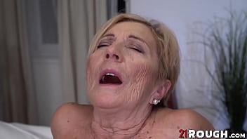 魅惑的なGILFマリヤはセックス後に濡れた顔を滴らせます