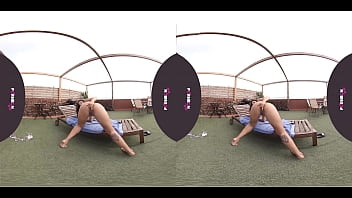 PORNBCN VR在户外露台上自慰，并以虚拟现实在地板上喷水| 在这里完成->